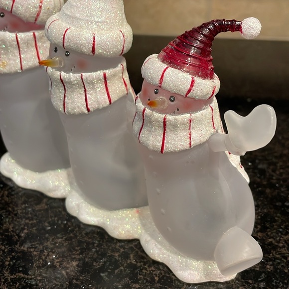 Three snowmen happily dancing in the sparkling snow with hats, mufflers & mitten - Picture 2 of 8